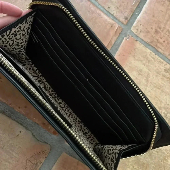 ๐HP๐ LINEA PELLE โจ Black Leather & Gold Stud Snake Reptile Embossed Zip Clutch - Picture 4 of 14